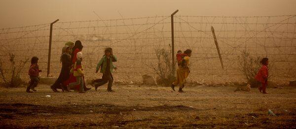 Uma tempestade de areia atinge um campo de refugiados perto da aldeia de Ain Issa, a apenas 20 quilômetros de Raqqa, a 'capital' de Daesh (grupo terrorista proibido na Rússia) - Sputnik Brasil