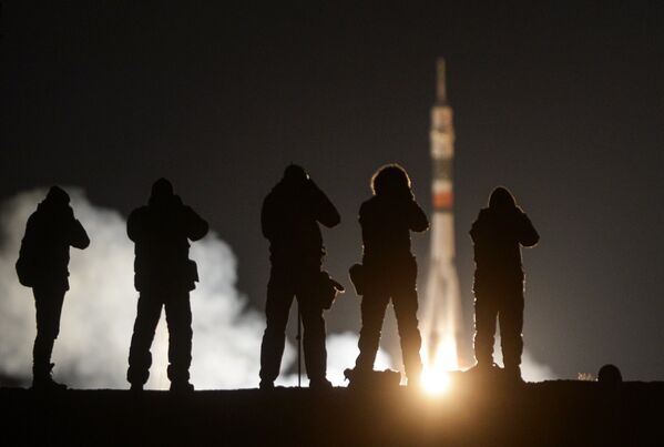 O foguete portador Soyuz-FG, com a nave tripulada Soyuz MS-03 decolou do cosmódromo de Baikonur, no dia 18 de novembro. A 20 de novembro, a nave se acoplou com a Estação Espacial Internacional. O astronauta da Agência Espacial Europeia (ESA) Thomas Pesquet e o cosmonauta da Roscosmos Oleg Novitsky iniciam agora a sua estadia no laboratório espacial - Sputnik Brasil