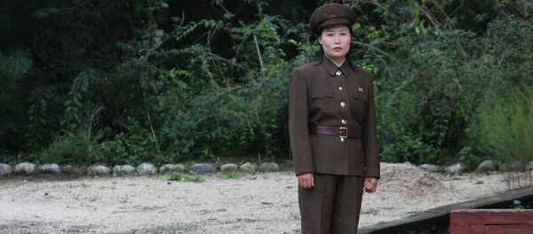 Mulher-soldado na Coreia do Norte - Sputnik Brasil