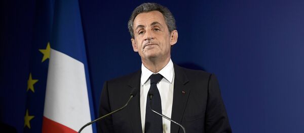 Nicolas Sarkozy, ex-presidente francês e candidato do partido de forças conservadoras para as primárias, reage após terem sido apurados os resultados da votação, em 20 de novembro de 2016 - Sputnik Brasil