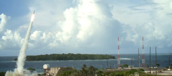 Dois interceptores de Terminal de Alta Altitude de Área (THAAD) são lançados durante um teste de interceptação bem-sucedido - Sputnik Brasil