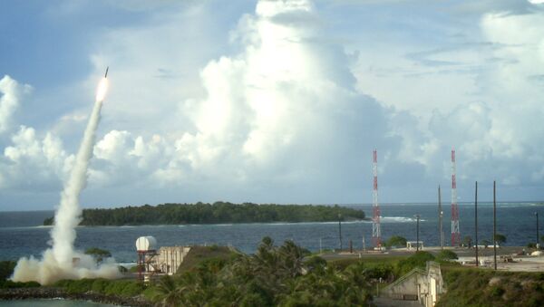 Dois interceptores de Terminal de Alta Altitude de Área (THAAD) são lançados durante um teste de interceptação bem-sucedido - Sputnik Brasil