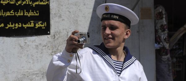 Marinheiro do cruzador de mísseis pesado russo Pyotr Veliky durante a estadia do navio no porto de Tartus, Síria (foto de arquivo) Marinheiro do cruzador de mísseis pesado russo Pyotr Veliky durante a estadia do navio no porto de Tartus, Síria (foto de arquivo) - Sputnik Brasil