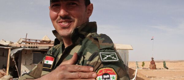 Soldado do Exército Sírio com o retrato do presidente Bashar Assad perto da fronteira líbano-síria - Sputnik Brasil