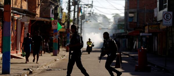Policiais militares em operação contra traficantes na Cidade de Deus - Sputnik Brasil