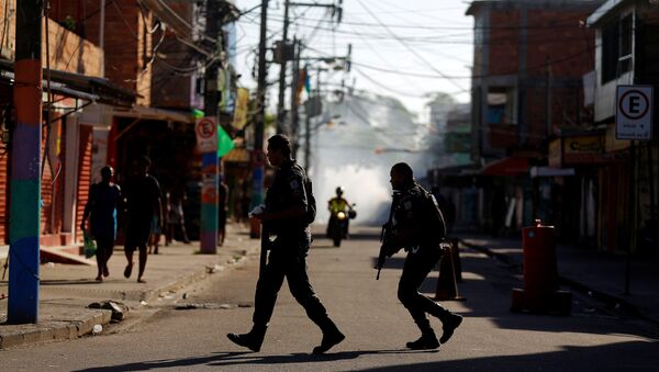 Policiais militares em operação contra traficantes na Cidade de Deus - Sputnik Brasil
