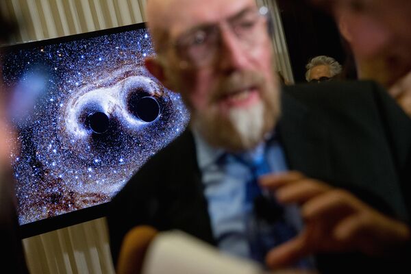 'Desconhecida' explosão de ondas gravitacionais é detectada por observatórios da Terra 'Desconhecida' explosão de ondas gravitacionais é detectada por observatórios da Terra - Sputnik Brasil