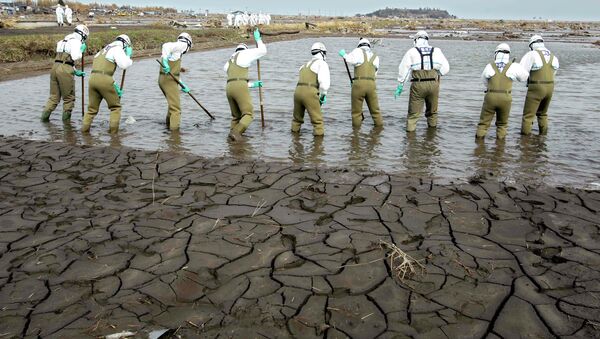 Japanese policemen search for bodies in the area devastated by the March 11 earthquake and tsunami in Minamisoma, inside the 20-kilometer (12-mile) evacuation zone, in Fukushima Prefecture - Sputnik Brasil