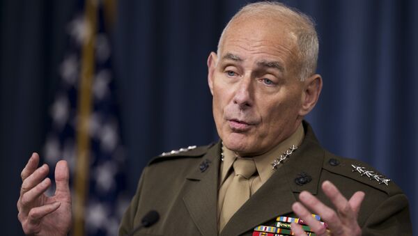 O Comandante do Comando do Sul dos EUA, General John Kelly, fala aos repórteres durante uma reunião no Pentágono, sexta-feira, 8 de janeiro de 2016. - Sputnik Brasil