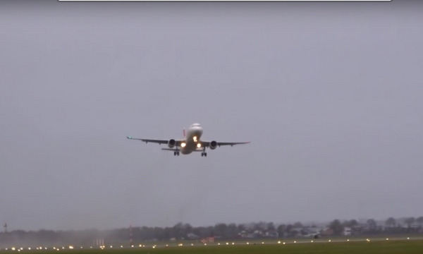 Avião A320 não consegue pousar devido ao vento - Sputnik Brasil