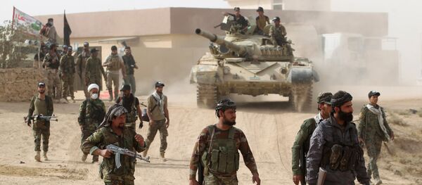 Os combatentes xiitas do Hashed al-Shaabi (Unidades Populares de Mobilização) entram na aldeia de Abu Shuwayhah, ao sul do Mossul, no dia 1 de novembro de 2016 - Sputnik Brasil