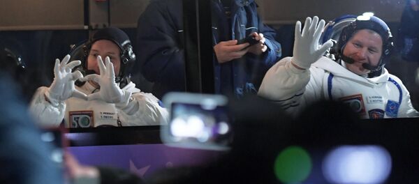 Cosmonauta Oleg Novitsky e astronauta Toma Peske antes do lançamento do foguete-portador a partir do cosmódromo Baikonur rumo à Estação Espacial Internacional (foto de arquivo) - Sputnik Brasil