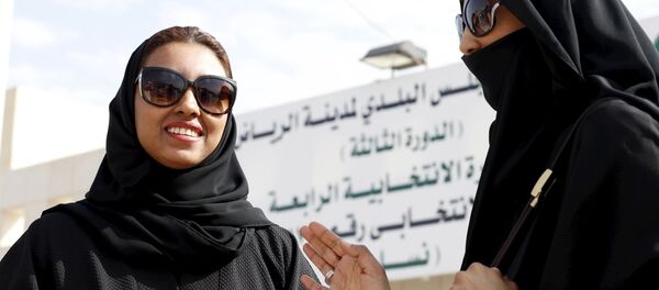 Mulheres sauditas deixam uma assembleia de voto depois de votarem nas eleições municipais, em Riade, Arábia Saudita, 12 de dezembro de 2015 Mulheres sauditas deixam uma assembleia de voto depois de votarem nas eleições municipais, em Riade, Arábia Saudita, 12 de dezembro de 2015 - Sputnik Brasil