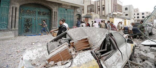 Cidadãos do Iêmen no local de um ataque aéreo em Sanaa Cidadãos do Iêmen no local de um ataque aéreo em Sanaa - Sputnik Brasil