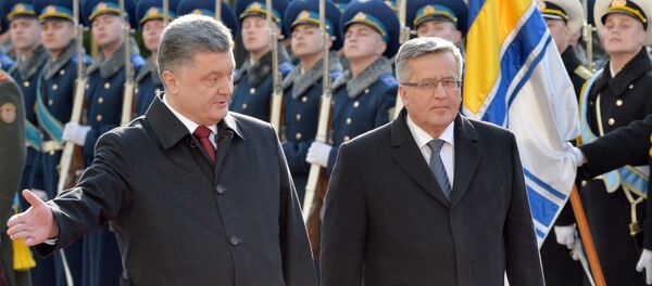 Presidente da Polônia, Bronislaw Komorowski, é recebido pelo presidente da Ucrânia, Pyotr Poroshenko, em Kiev - Sputnik Brasil