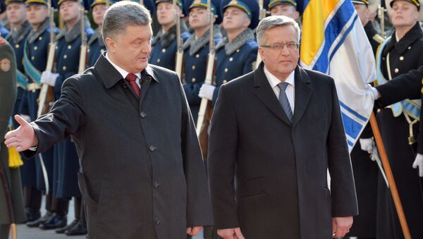 Presidente da Polônia, Bronislaw Komorowski, é recebido pelo presidente da Ucrânia, Pyotr Poroshenko, em Kiev - Sputnik Brasil
