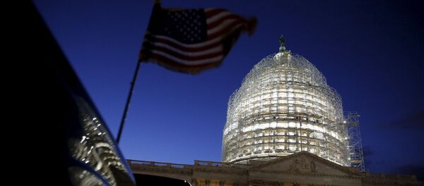 A bandeira americana em um veículo vibra quando o sol se põe atrás da cúpula do Capitólio dos EUA nas horas antes de o presidente Barack Obama entregar o discurso do Estado da União a uma sessão conjunta do Congresso em Washington em 12 de janeiro de 2016 A bandeira americana em um veículo vibra quando o sol se põe atrás da cúpula do Capitólio dos EUA nas horas antes de o presidente Barack Obama entregar o discurso do Estado da União a uma sessão conjunta do Congresso em Washington em 12 de janeiro de 2016 - Sputnik Brasil