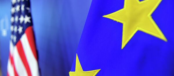Bandeiras de União Europeia e dos EUA - Sputnik Brasil