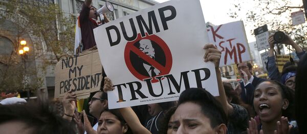 Protesto contra o presidente eleito dos EUA Donald Trump em São Francisco, EUA (foto de arquivo) Protesto contra o presidente eleito dos EUA Donald Trump em São Francisco, EUA (foto de arquivo) - Sputnik Brasil