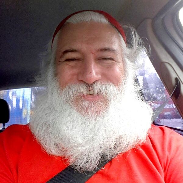 Gesualdo D'Avola Filho durante o trabalho no Uber - Sputnik Brasil