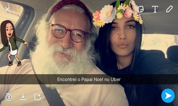 Uma passageira fez questão de fazer uma selfie com o Papai Noel do Uber - Sputnik Brasil