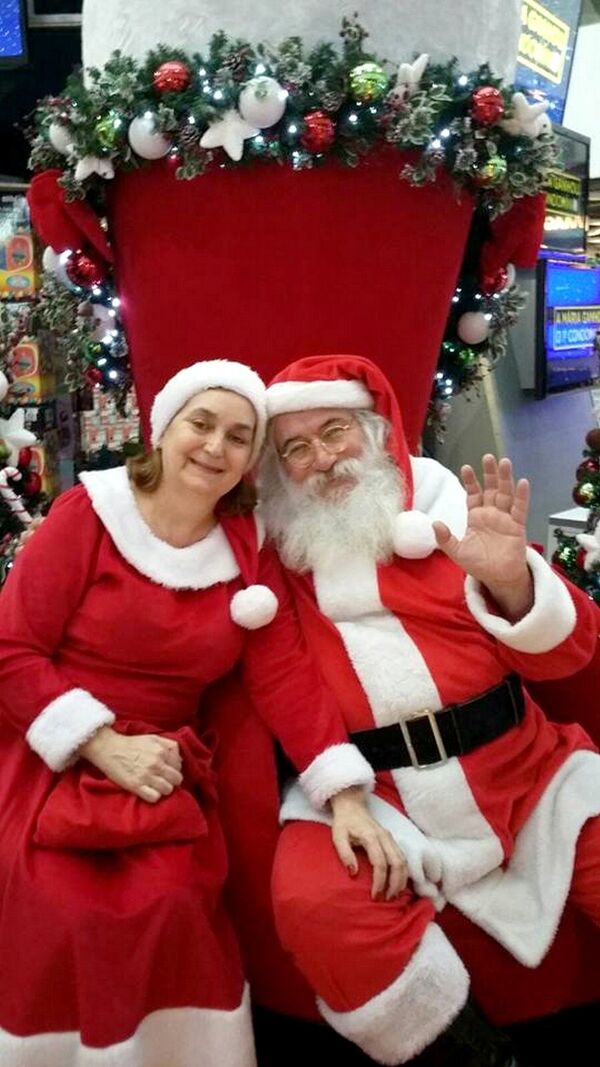 Papai e Mamãe Noel, Gesualdo e a esposa Mirian Foriz - Sputnik Brasil