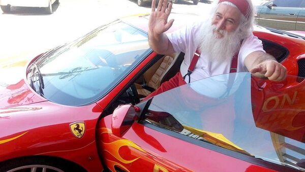 O Papai Noel motorista faz sucesso por onde passa - Sputnik Brasil