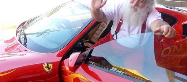 O Papai Noel motorista faz sucesso por onde passa O Papai Noel motorista faz sucesso por onde passa - Sputnik Brasil