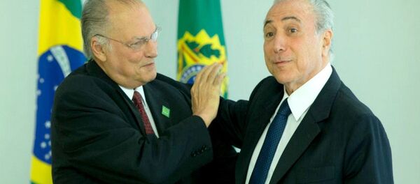 Roberto Freire e Michel Temer durante a posse - Sputnik Brasil