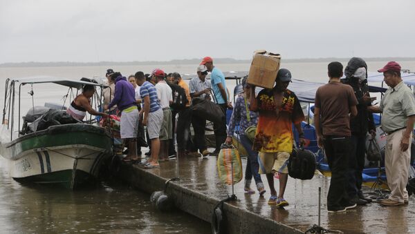 Moradores locais embarcam em barcos para sair antes do furacão Otto chegar em Bluefields, Nicarágua, em 23 de novembro de 2016 - Sputnik Brasil