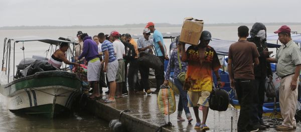 Moradores locais embarcam em barcos para sair antes do furacão Otto chegar em Bluefields, Nicarágua, em 23 de novembro de 2016 Moradores locais embarcam em barcos para sair antes do furacão Otto chegar em Bluefields, Nicarágua, em 23 de novembro de 2016 - Sputnik Brasil