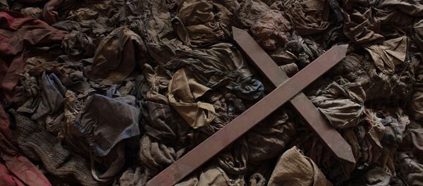 Cruz sobre a roupa de tutsis mortos em uma igreja em Ruanda - Sputnik Brasil