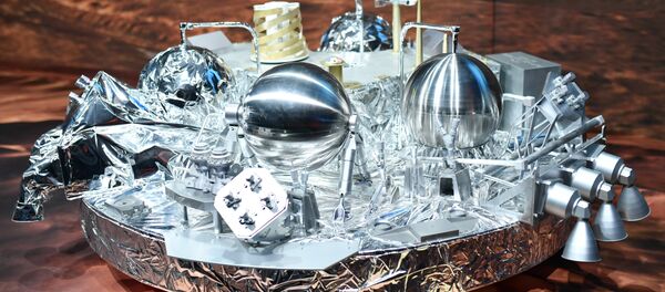 O módulo Schiaparelli, a sonda espacial, na tela da Agência Espacial Europeia (ESA), em Darmstadt, na Alemanha - Sputnik Brasil