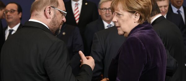 Presidente do Parlamento Europeu, Martin Schulz, e a chanceler alemã Angela Merkel na cúpula da União Europeia, Bruxelas, Bélgica, dezembro de 2015 - Sputnik Brasil