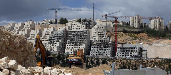 A general view taken on March 29, 2016 shows Israeli construction cranes and excavators at a building site of new housing units in the Jewish settlement of Neve Yaakov, in the northern area of east Jerusalem - Sputnik Brasil