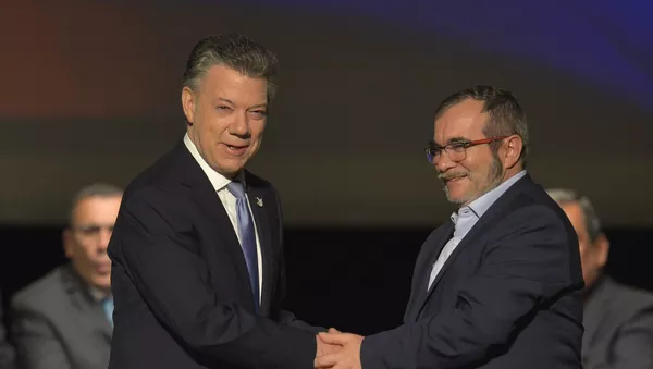 Presidente da Colômbia, Juan Manuel Santos, e o líder das FARC, Rodrigo Londono, assinam novo acordo de paz em 24 de novembro, 2016. - Sputnik Brasil