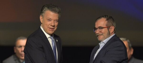 Presidente da Colômbia, Juan Manuel Santos, e o líder das FARC, Rodrigo Londono, assinam novo acordo de paz em 24 de novembro, 2016. - Sputnik Brasil