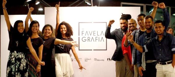 Os nove jovens fotógrafos que participam do projeto Favelagrafia na exposição no MAM - Sputnik Brasil