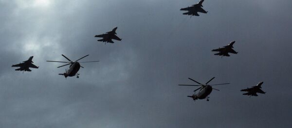 Caças J-16 da China voam em formação com helicópteros Mi-8 sobre Pequim - Sputnik Brasil