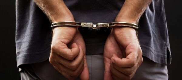 Detido de algemas - Sputnik Brasil