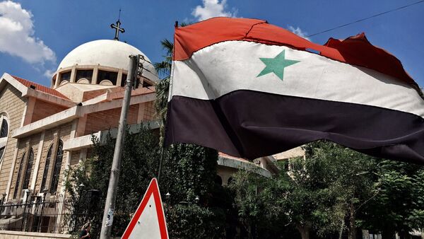 A bandeira do estado da república árabe-síria perto de igreja ortodoxa em um bloco cristão velho de Aleppo, Síria - Sputnik Brasil