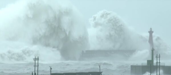 Biggest Crashing Waves Ever Filmed? - Sputnik Brasil