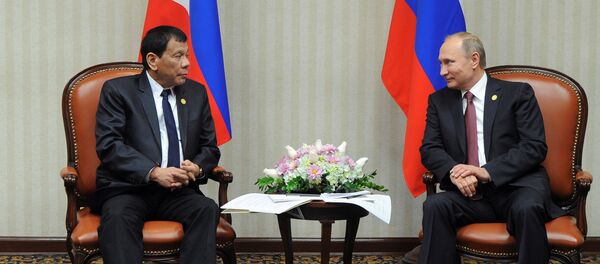 Presidente russo Vladimir Putin e o líder filipino Rodrigo Duterte durante reunião no âmbito da cúpula da APEC em Lima, Peru, 19 de novembro de 2016 - Sputnik Brasil