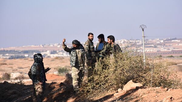 Combatentes das tropas sírias patrulham a área da vila de Joubah no âmbito da ofensiva perto de Al-Bab na província de Aleppo, Síria, 25 de novembro de 2016 - Sputnik Brasil