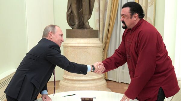 Presidente da Rússia Vladimir Putin entrega passaporte russo ao ator americano Steven Seagal - Sputnik Brasil