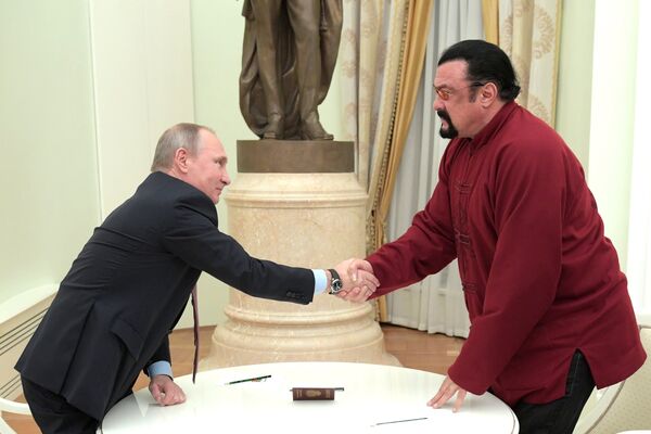 Em 3 de novembro, o presidente da Rússia, Vladimir Putin, assinou diretiva de concessão de cidadania russa para o ator norte-americano, Steven Seagal, que entende isso como “um bom potencial para fazer negócios na região de Sacalina”. - Sputnik Brasil