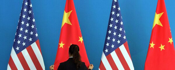 Bandeiras chinesas e norte-americanas - Sputnik Brasil
