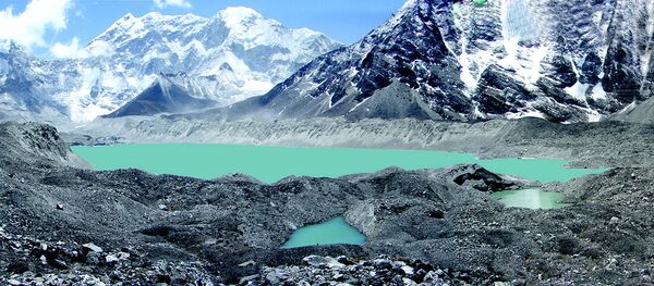 This undated hand out picture shows a view of Lake Imja Tsho in a valley situated south of Everest in Nepal. Himalayan glaciers are retreating fast and could disappear within the next 50 years, experts warned, 04 June 2007, at a conference in Nepal's capital looking at the regional effects of global warming - Sputnik Brasil