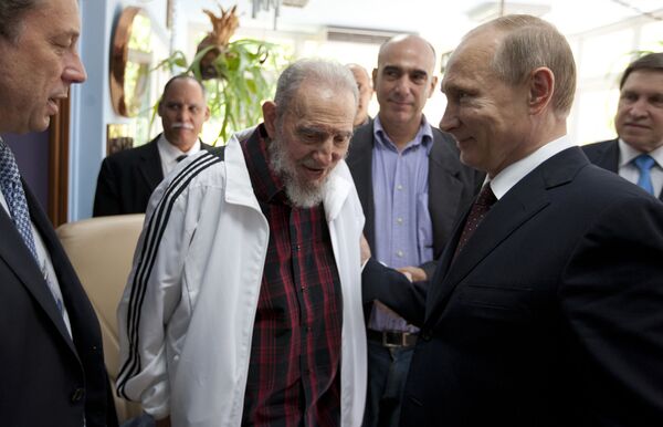 Fidel Castro, no centro, com o presidente da Rússia, Vladimir Putin, em Havana, Cuba. Foto de 11 de julho de 2014. - Sputnik Brasil