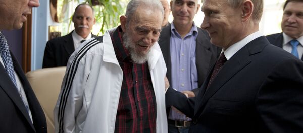 Fidel Castro, no centro, com o presidente da Rússia, Vladimir Putin, em Havana, Cuba. Foto de 11 de julho de 2014. - Sputnik Brasil